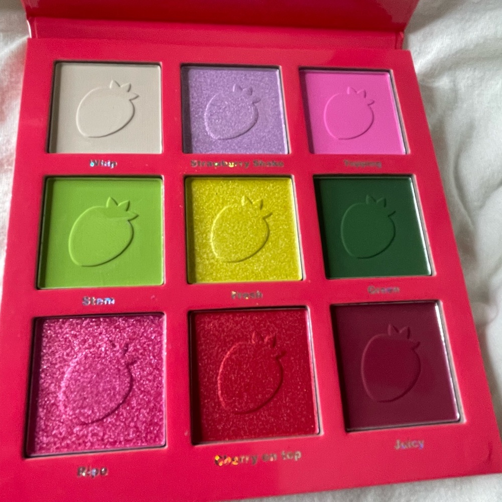 Alien Cosmetics Strawberry Milkshake Eye Palette
